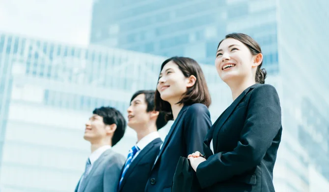 同じ未来を見つめ笑顔で前進する新入社員たち